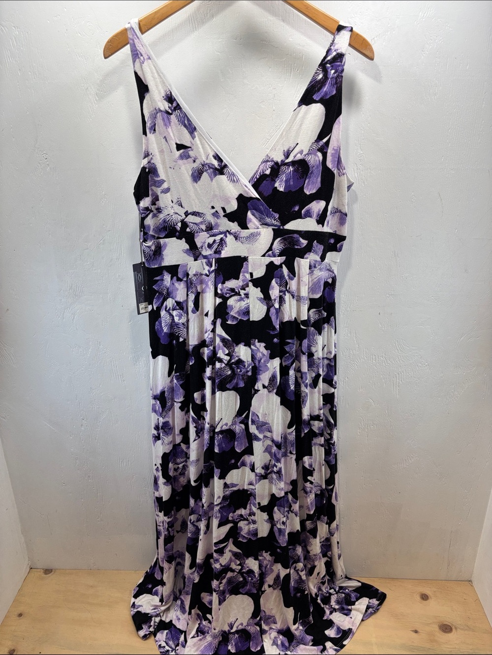 Jennifer Lopez Sexy Feminine Black & Lavender Floral V-Neck Maxi Dress - Picture 6 of 6